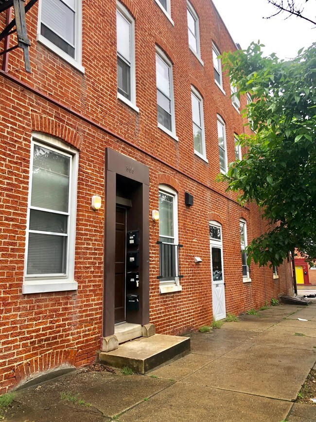 Building Photo - 866 W Lombard St