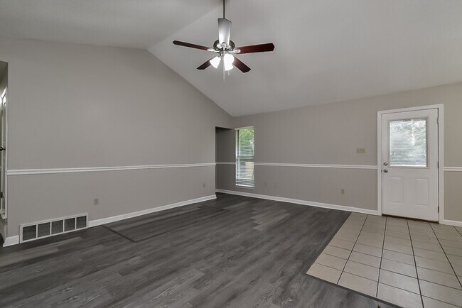 Foto del edificio - 6536 Rosewood Dr