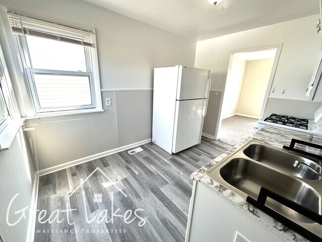 Foto del edificio - Entirely updated 2 bedroom / 1 bathroom ho...