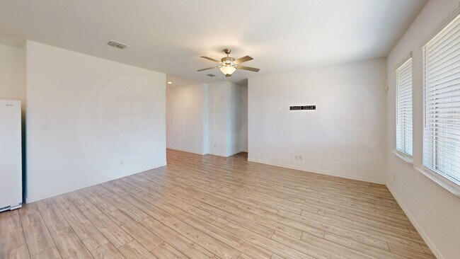 Building Photo - 812 Carmen St