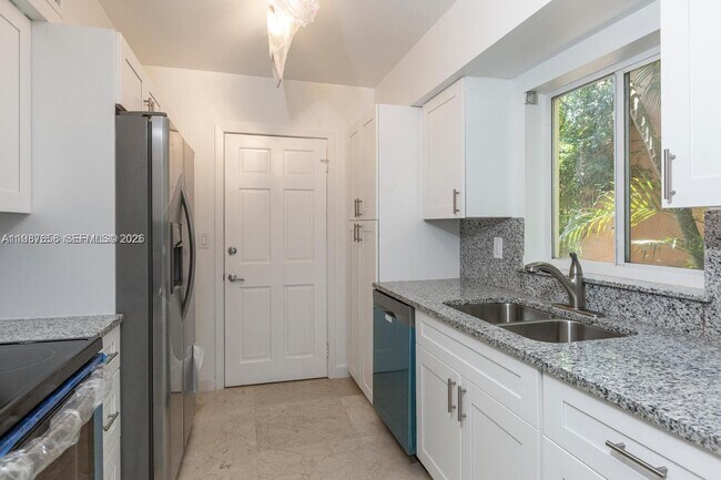 Foto del edificio - 2882 S Le Jeune Rd