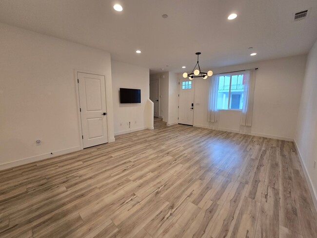 Building Photo - Beautiful Townhome in Righetti Ranch