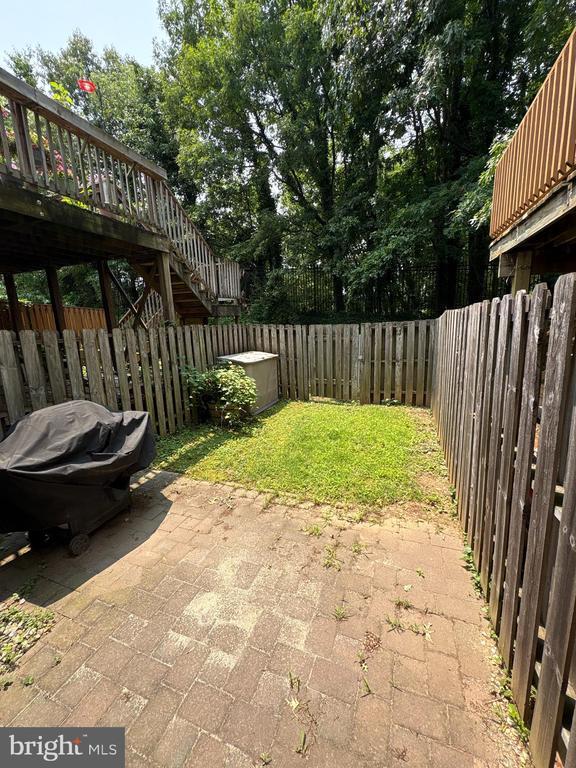Foto del edificio - 6850 Ducketts Ln
