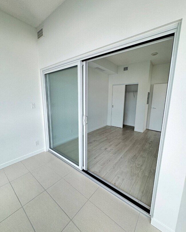 Building Photo - Centre West - 2318