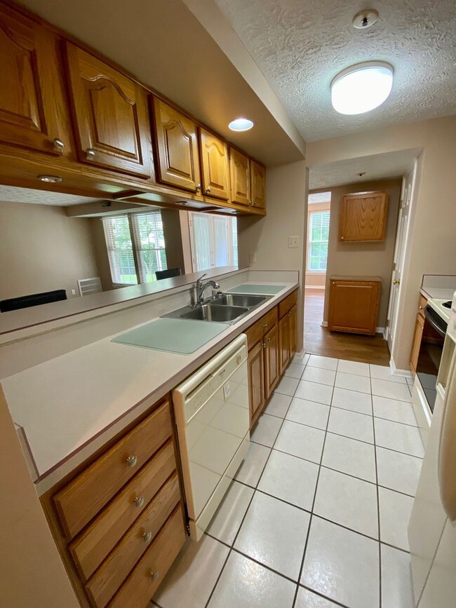 Building Photo - Great condo! Close to commuter routes!