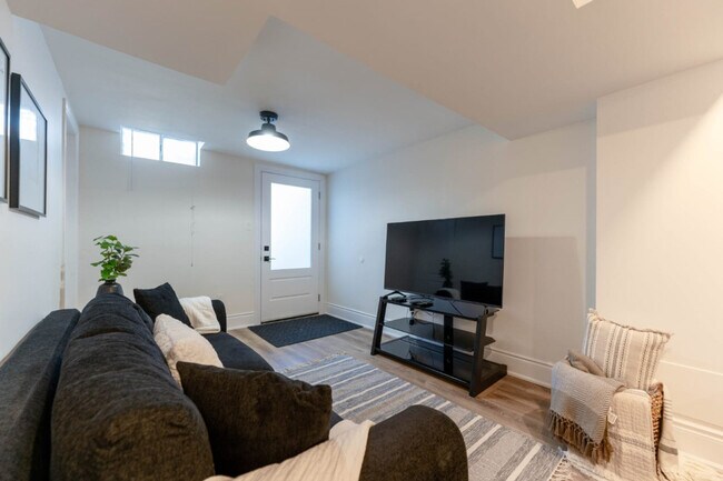 Building Photo - 54 Glenmanor Dr