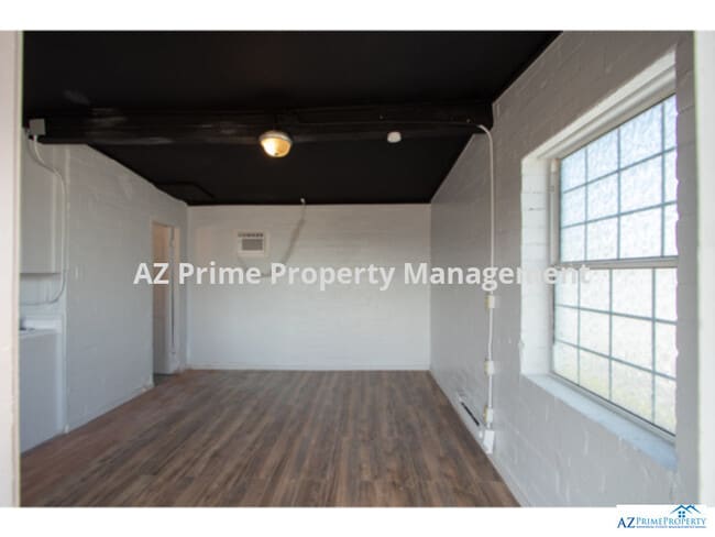 Building Photo - wow! cute, clean and cozy phoenix studio a...