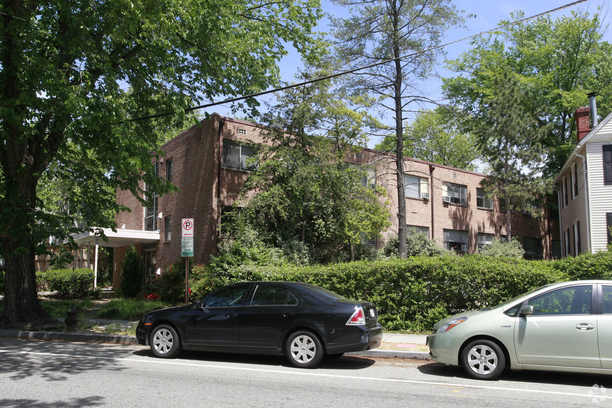 Primary Photo - 4455 MacArthur Blvd NW
