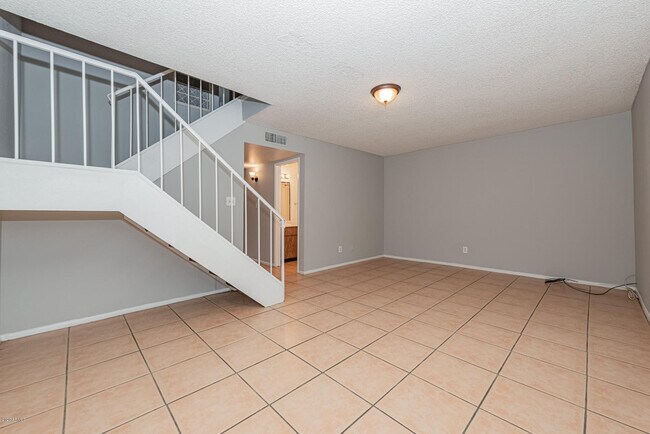Building Photo - 4746 W Rose Ln