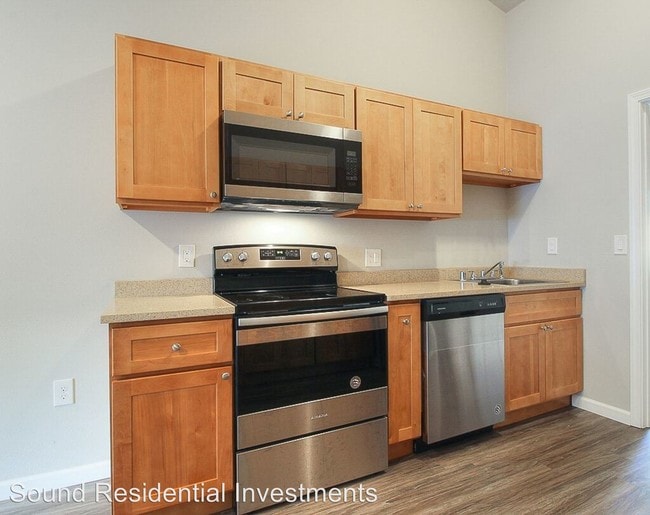 Building Photo - 15001 Woodbrook Dr SW