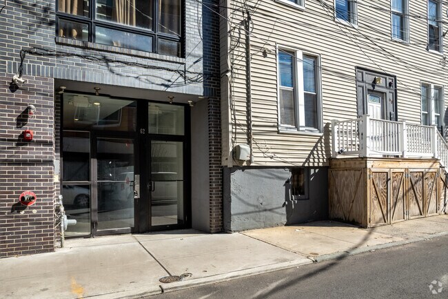 Entrada - 60-62 Newkirk St