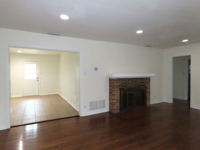 Foto del edificio - Recently Remodeled 4 Bedroom, 2 bath Home ...