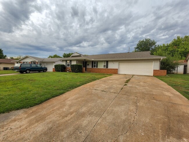 Building Photo - 1304 Thompson Dr