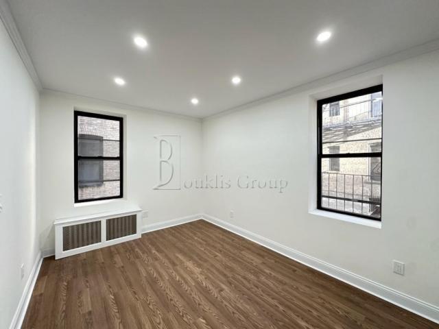 Foto del edificio - 1 bedroom in ASTORIA NY 11103