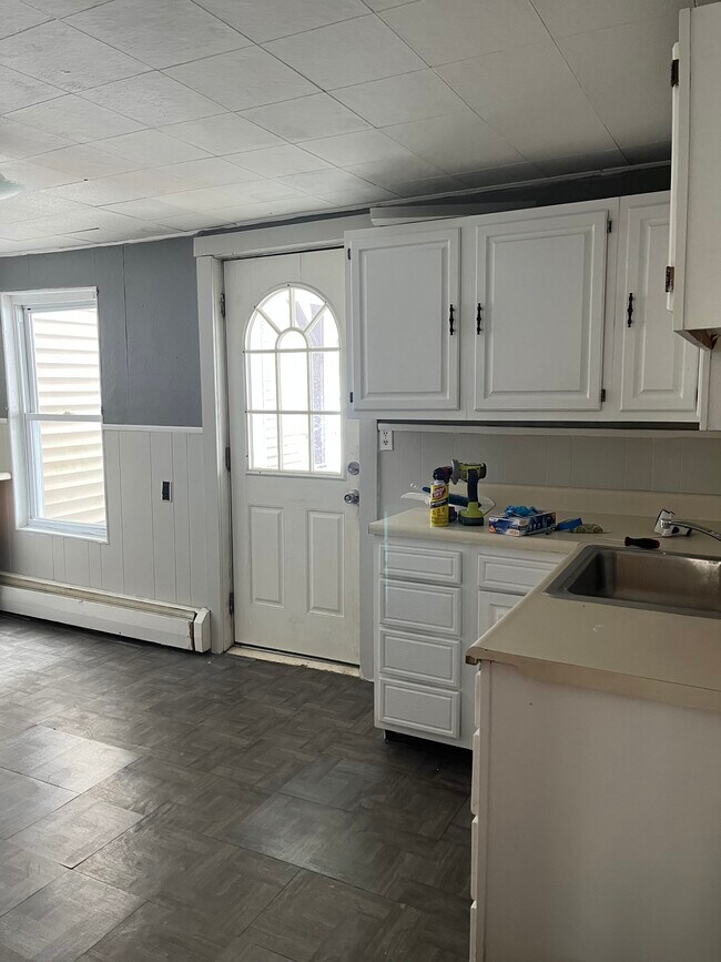 Kitchen - 25 Rockland St