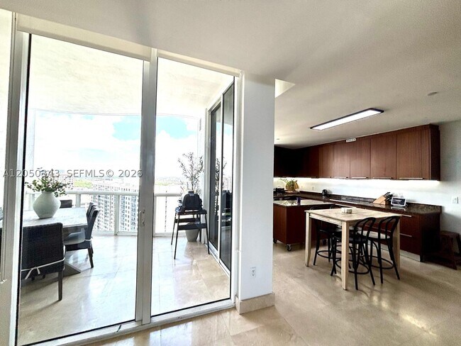Foto del edificio - 15901 Collins Ave