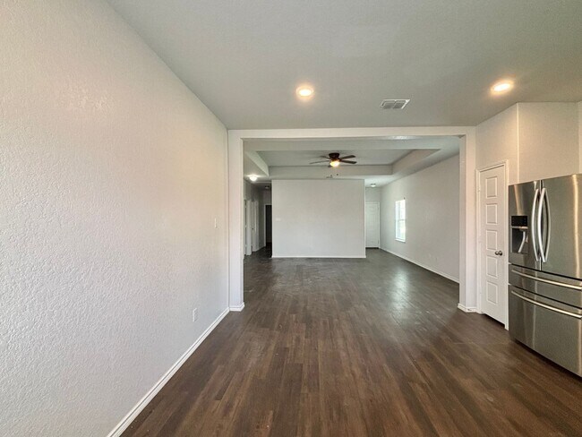 Building Photo - 1 Story Home with 4 Bedrooms!