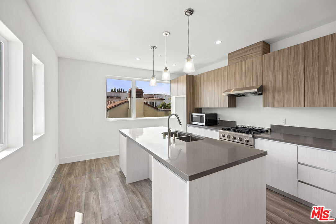Foto principal - 5506 W Olympic Blvd