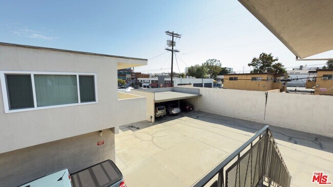 Building Photo - 979 S Kingsley Dr