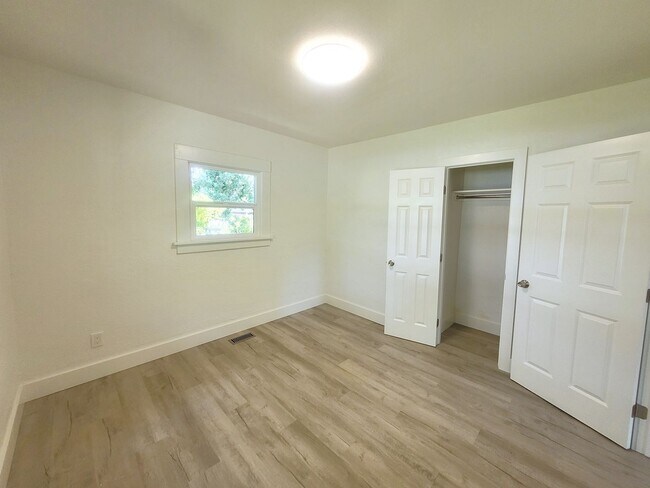 Foto del edificio - Remodeled 3 Bedroom Plus Office with Large...