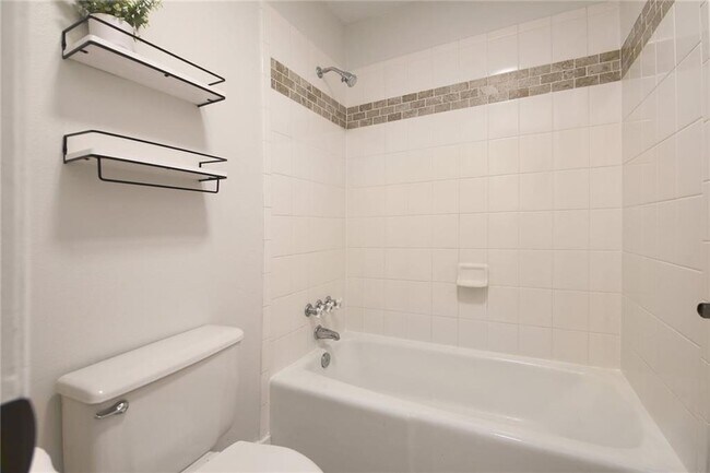 Foto del edificio - 7920 Rockwood Ln