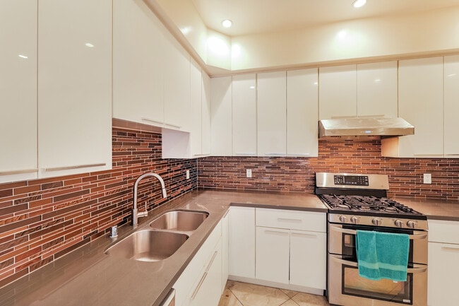 Building Photo - 614 7th Ave