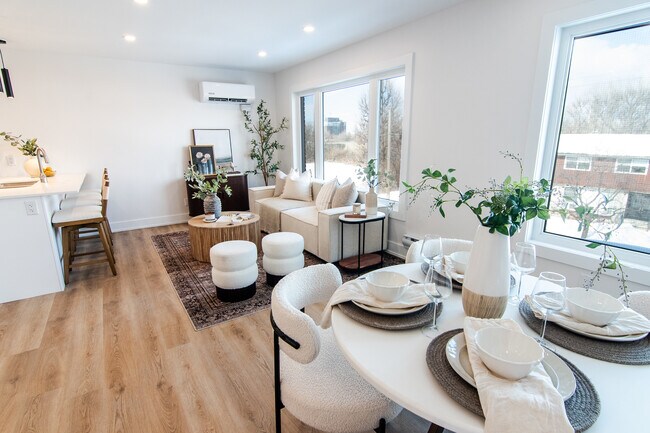 Photo du bâtiment - Unit 1B | Upper Level | 2 Bedroom, 1 Bathroom