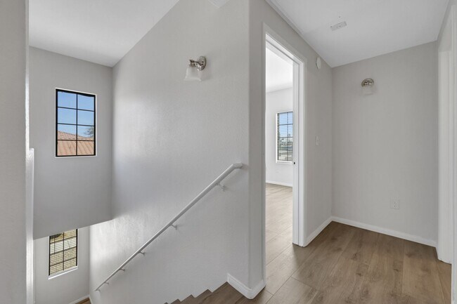 Foto del edificio - Repainted, Remodeled, Refreshed! 2 Bed 2 Bath - Rancho & Lake Mead Area Condo, Gated
