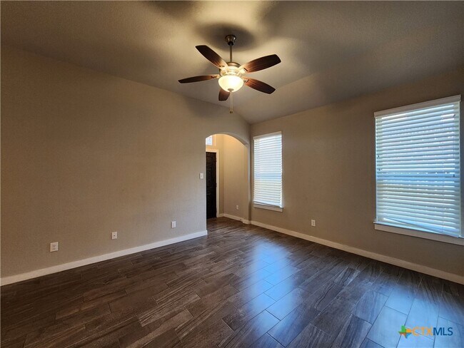 Building Photo - 526 Creekside Frst