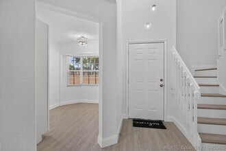 Building Photo - 11451 Lakeview Dr