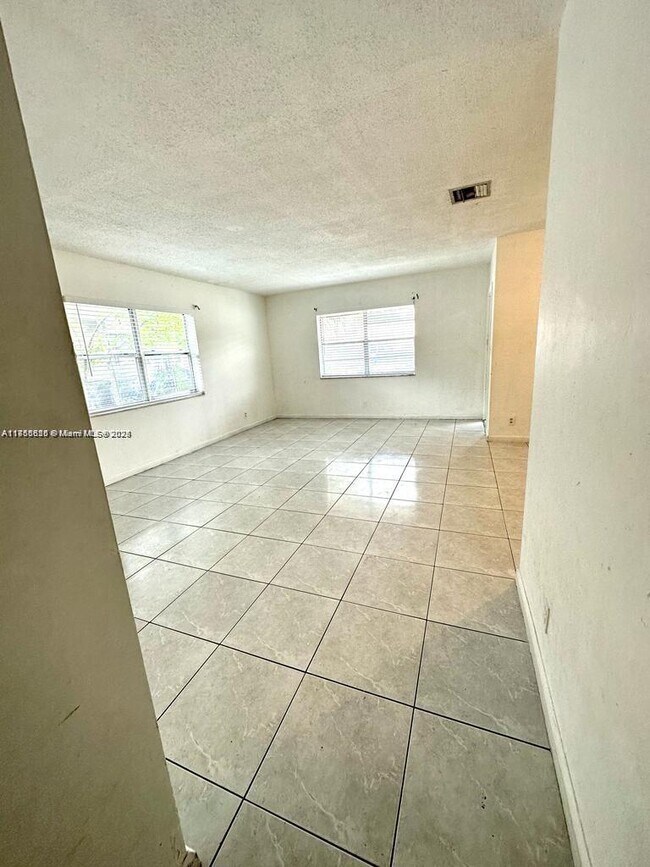 Foto del edificio - 7640 SW 10th St