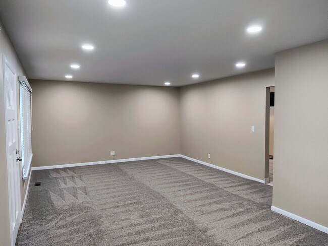 Foto del edificio - 3 Bd 2 Bath Over 2500 sq ft in Sandy