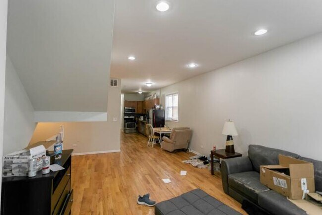 Building Photo - 4 bedroom in CHICAGO IL 60612