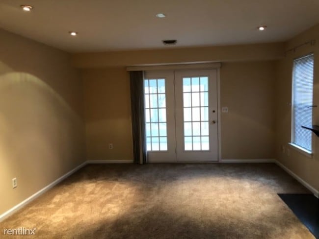 Building Photo - 3 br, 2 bath Townhome - 630 Barrington Court
