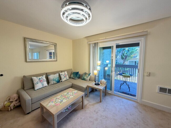 Building Photo - Large Studio in La Jolla / UTC area