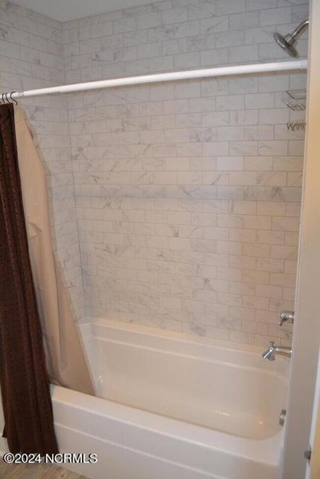 Building Photo - Downtown Cottage within walking distance t...