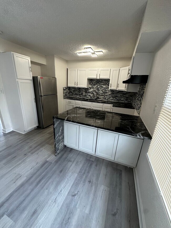 Building Photo - 4 bedroom 1 bath