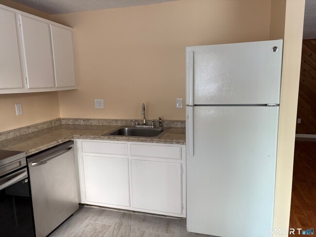 Building Photo - 7 Padanaram Rd