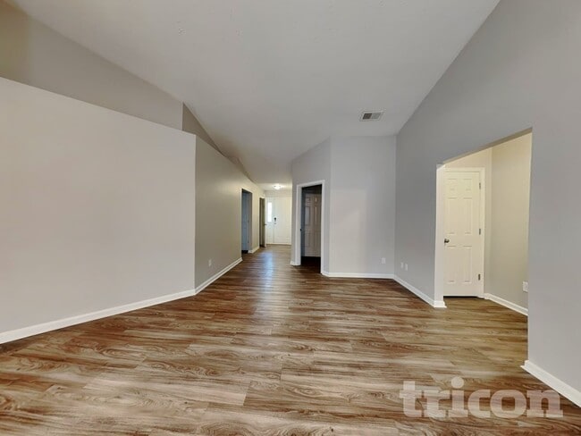 Foto del edificio - 5050 Elizabeth Rd