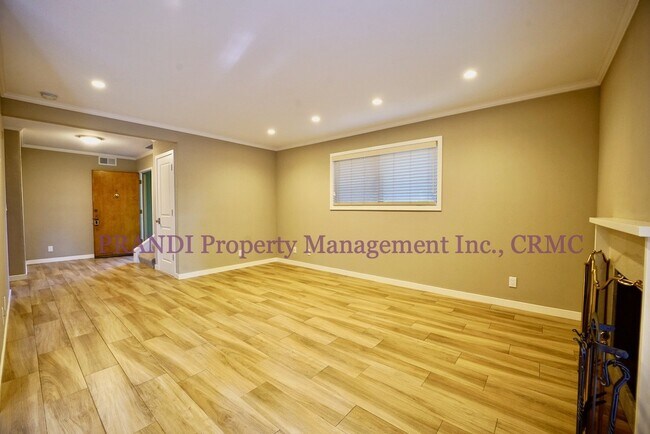 Building Photo - Corner Unit Townhome with A/C!