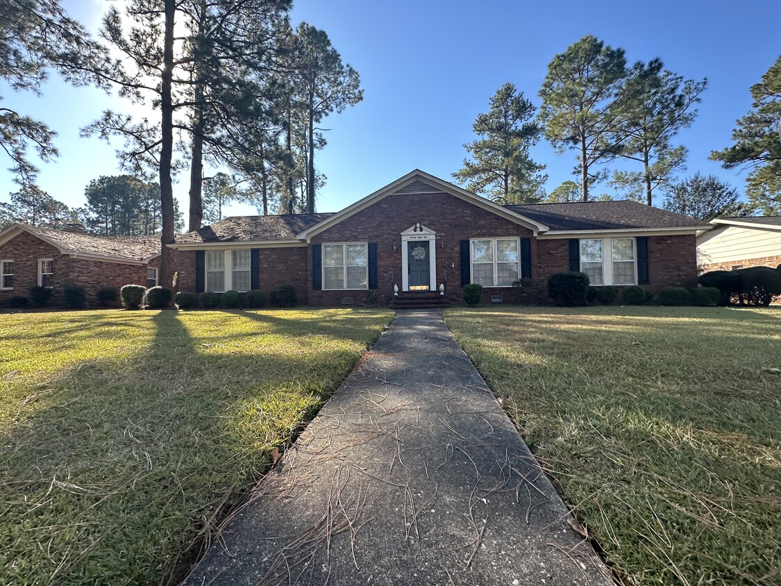 Front Entrance/yard - 2810 Falcon Ln