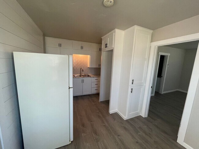 Foto del edificio - 1 bed 1 bath duplex nestled in Chickasha Oklahoma! large yard, laundry connections, NEWLY REMODELED!