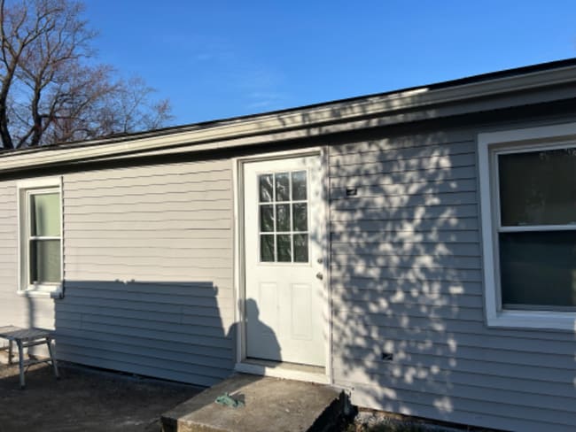 Building Photo - 811 W 8th St