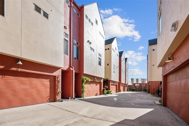 Building Photo - 2436 Bissonnet St