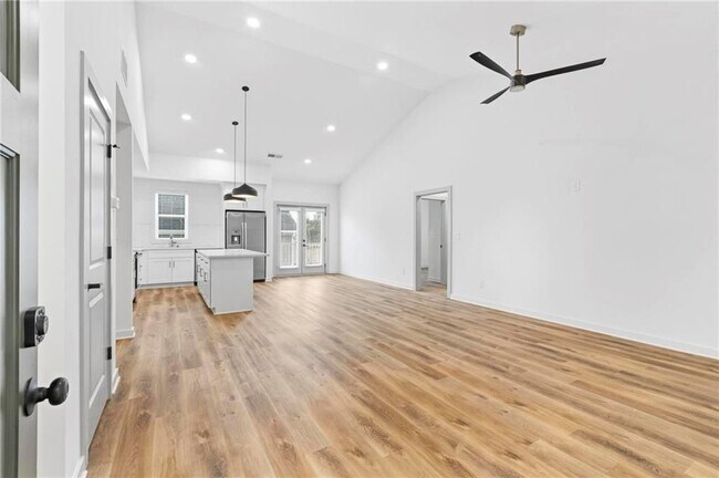 Foto del edificio - 128 Hilltop Dr SW