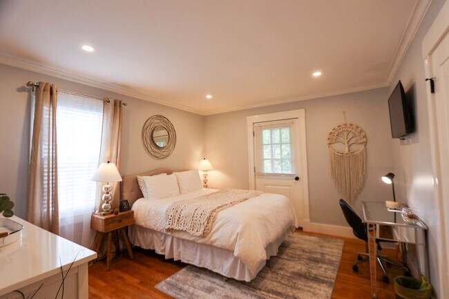 Building Photo - Bright and Sunny 2 bed 1 bath