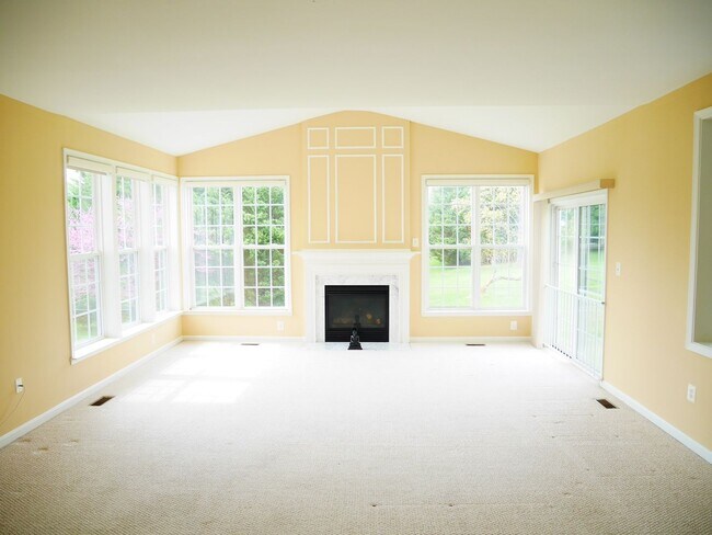 Building Photo - 5 Bedroom 2.5 Bathroom Home- Located in Fi...