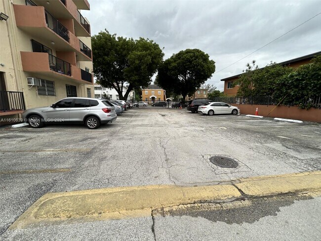 Foto del edificio - 677 SW 9th Ave