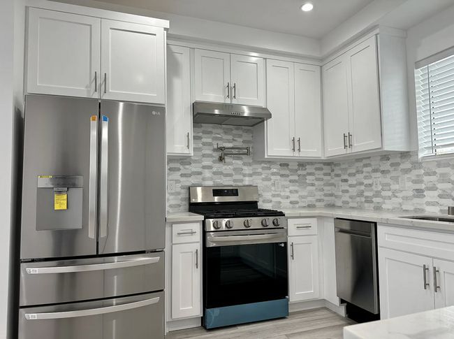 Foto del edificio - 6860 Gentry Ave