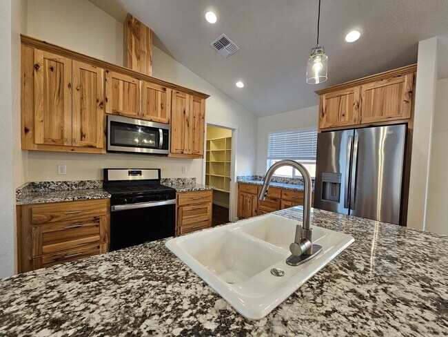 Foto del edificio - Newer Construction Close to Downtown Grants Pass